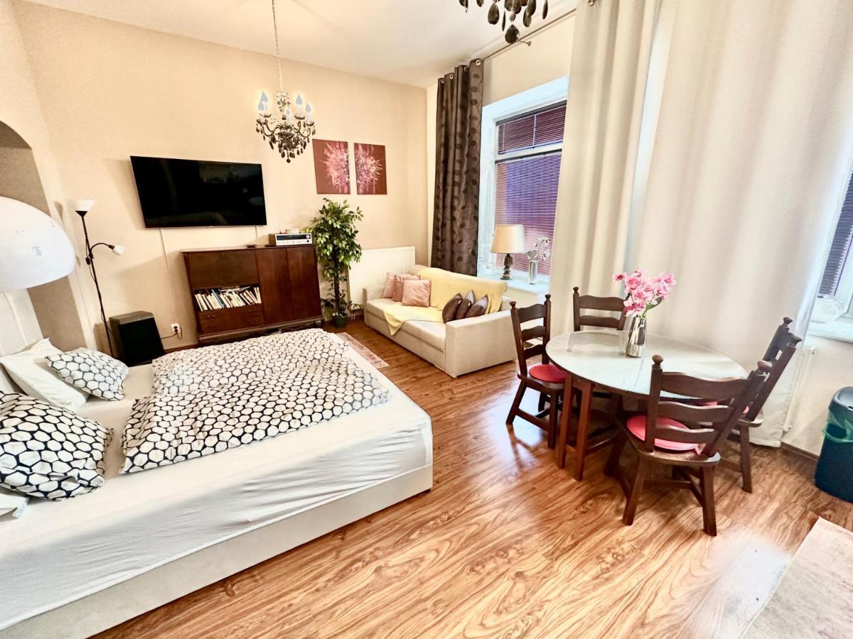 Home Away Main Square Apartment Poprad Bagian luar foto