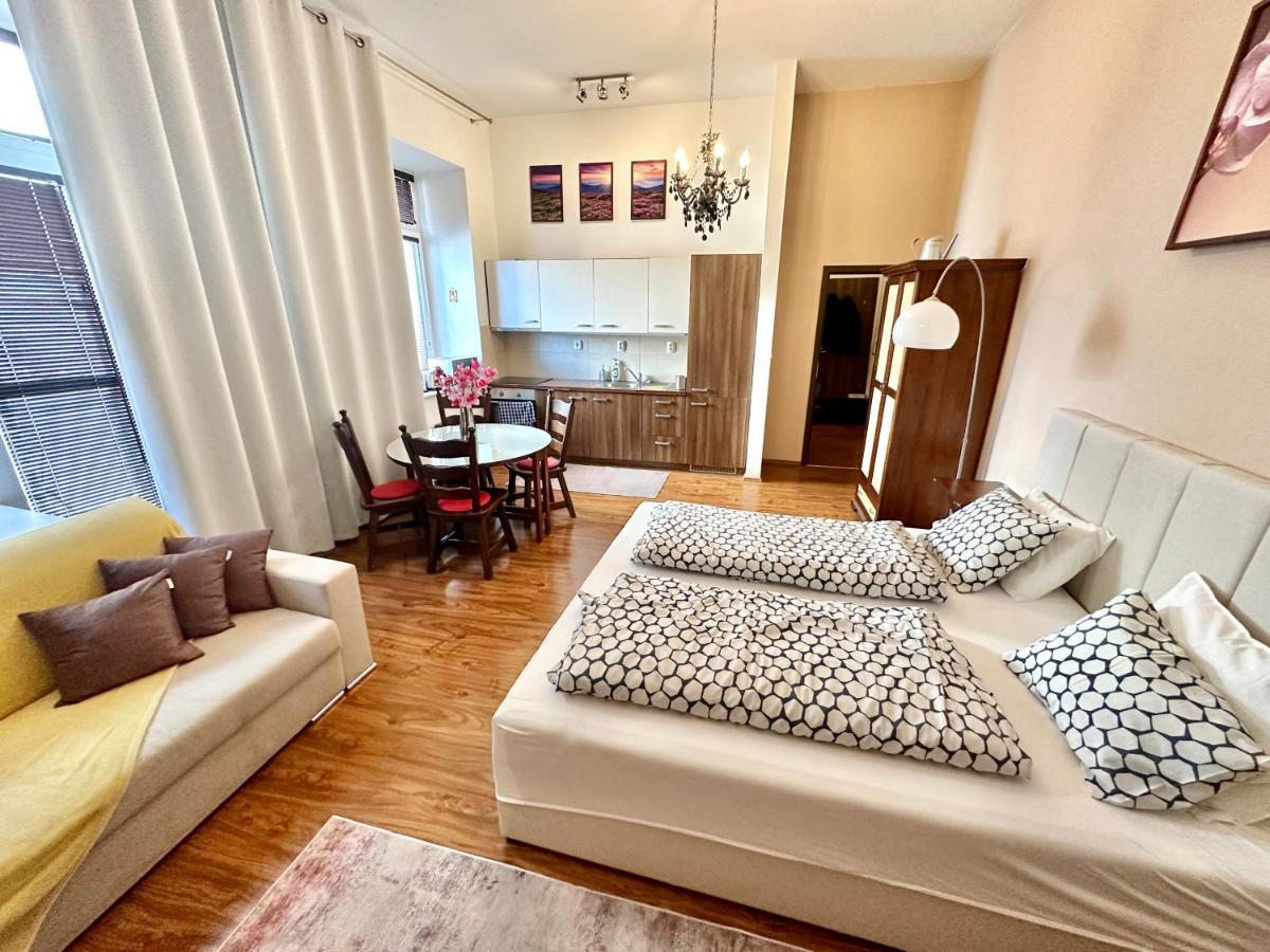 Home Away Main Square Apartment Poprad Bagian luar foto