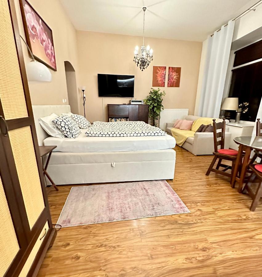 Home Away Main Square Apartment Poprad Bagian luar foto