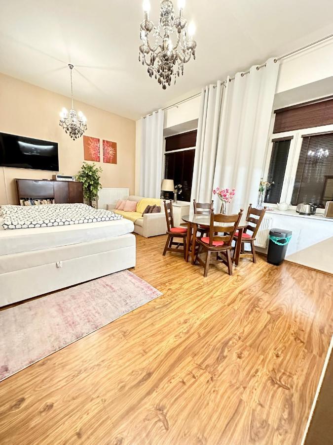 Home Away Main Square Apartment Poprad Bagian luar foto